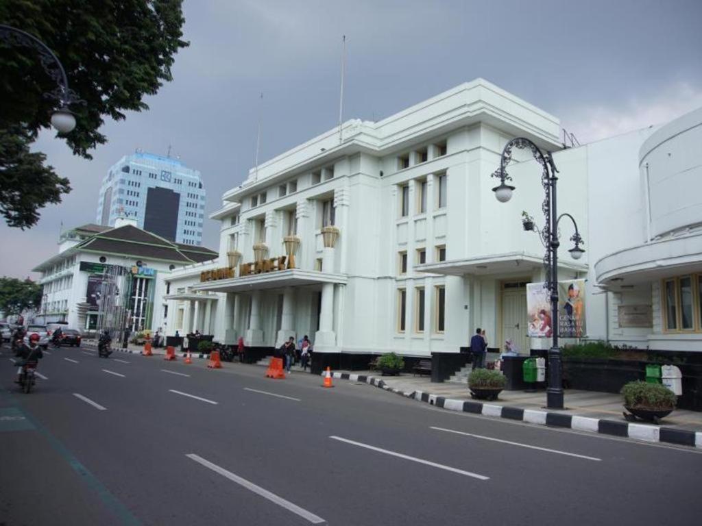 Raffleshom Hotel Bandung Extérieur photo